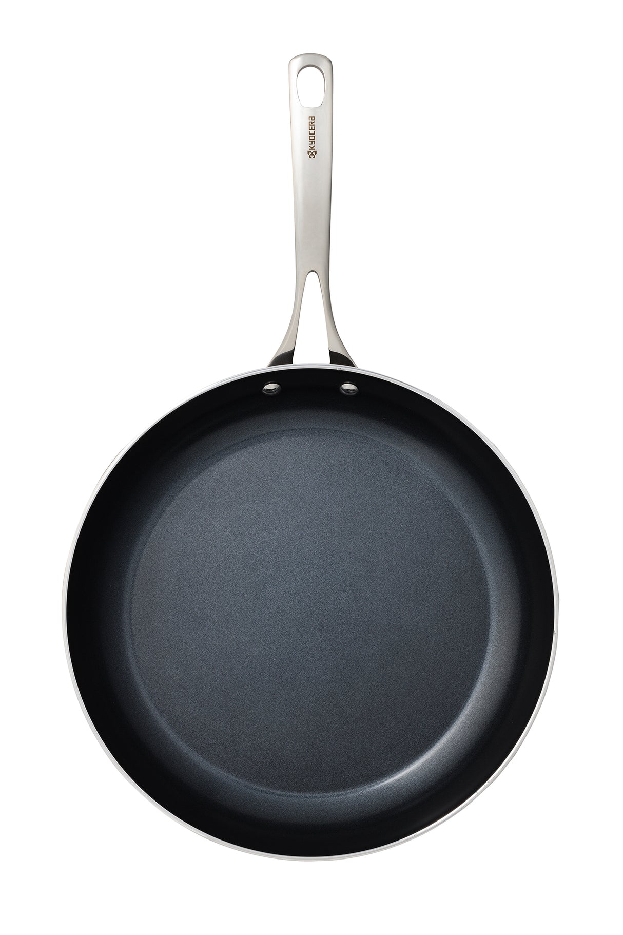 Schwarze KYOCERA Keramikpfanne mit glatter Oberfläche und ergonomischem Griff.