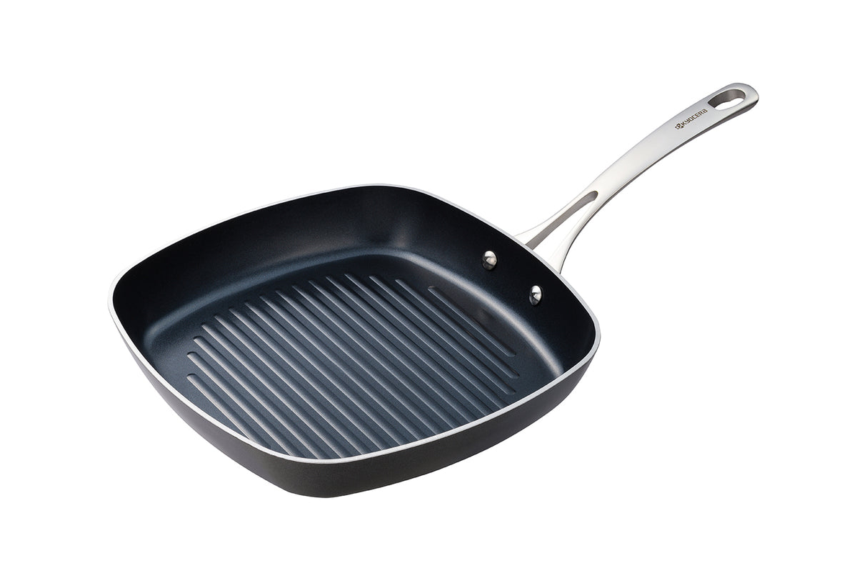Schwarze KYOCERA Keramikpfanne, langlebige Kochpfanne aus Keramik mit schwarzer Oberfläche, ideal für schonendes Braten.