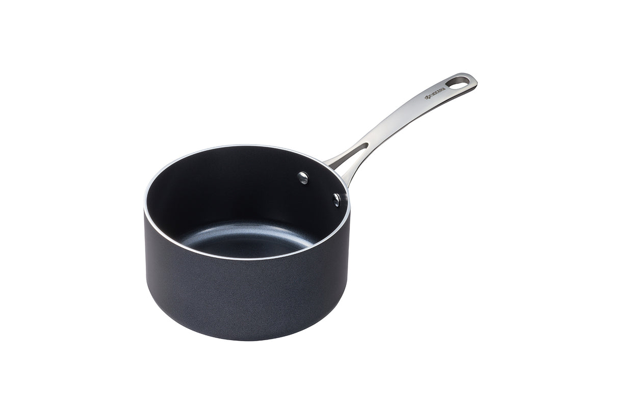 Schwarzer KYOCERA Keramiktopf, elegantes Kochgeschirr mit langlebiger Keramikbeschichtung, ideal für gesundes Kochen.