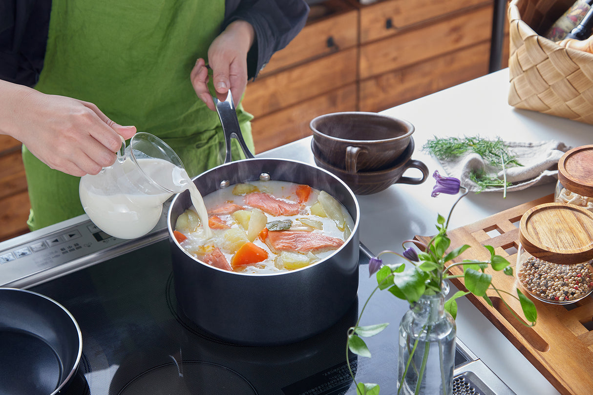 Schwarzer KYOCERA Keramiktopf für Kochen, hochwertiges Kochgeschirr mit langlebiger Keramikbeschichtung.