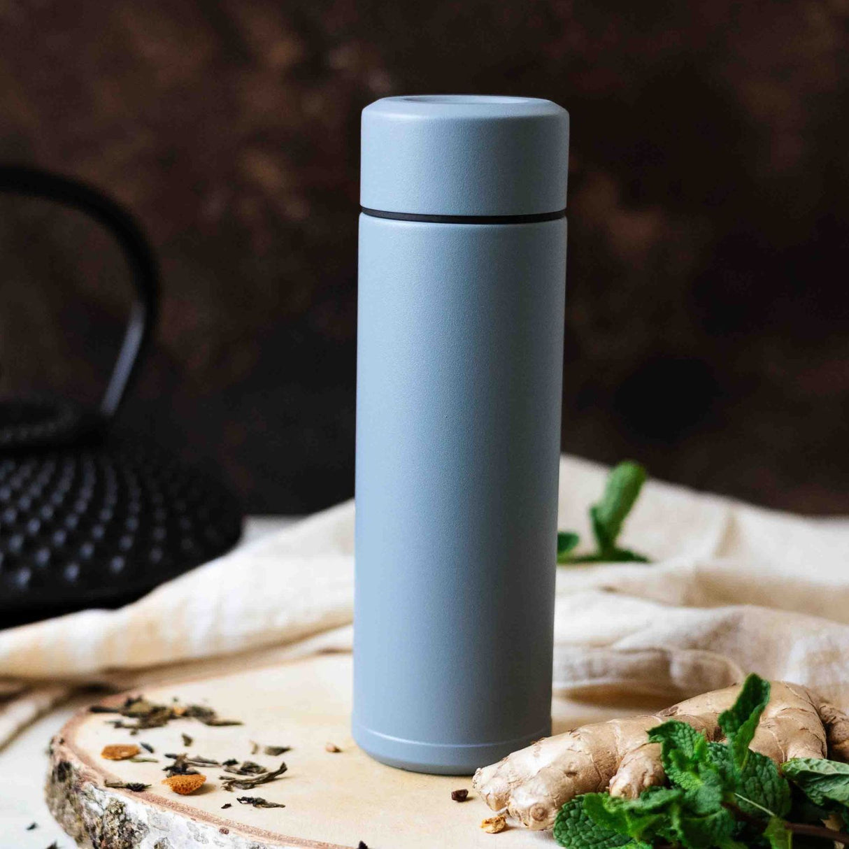 Weiße KYOCERA Isolierflasche SLIM MUG mit Edelstahlverschluss, schlankes Design und auslaufsicher für unterwegs.