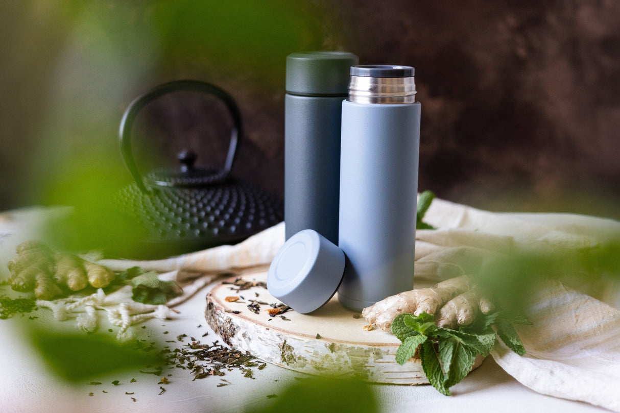 Weiße KYOCERA Isolierflasche Slim Mug aus Edelstahl mit schwarzem Deckel, ideal für heiße und kalte Getränke.