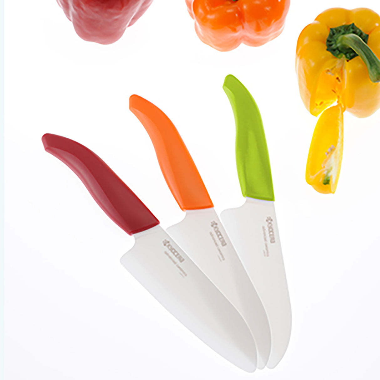 Grünes KYOCERA Keramikmesser mit ergonomischem Griff, ideal zum Schneiden von Obst und Gemüse, langlebig und scharf.