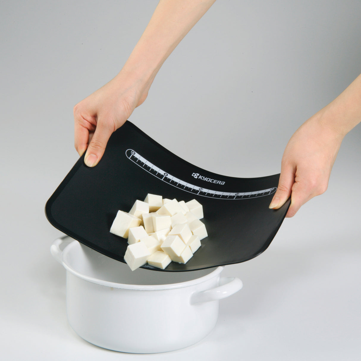 Flexible, schwarze KYOCERA Schneidunterlage 37 x 25 cm zum Schneiden und Zubereiten in der Küche