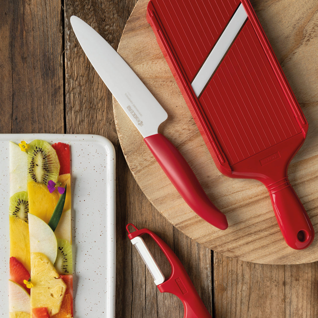 KYOCERA Schäler mit doppelseitigem Schliff, handlicher Küchenhelfer zum Schälen von Obst und Gemüse, modernes Design