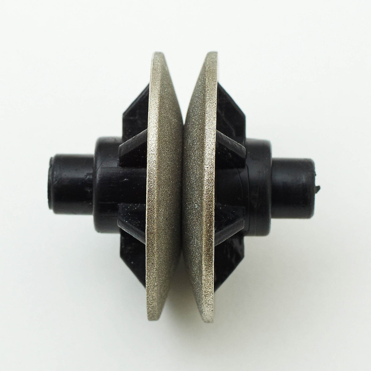 Schwarzer KYOCERA Messerschärfer aus Kunststoff mit Diamant-Schärfstein, perfekt zum Schärfen von Messern.