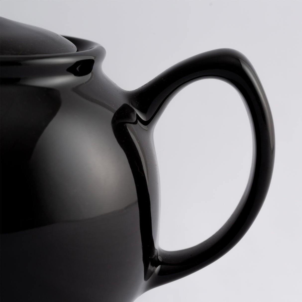 Schwarze Teekanne von PRICE & KENSINGTON aus Keramik, mit eleganter Form und Griff, für Tee-Zubereitung.