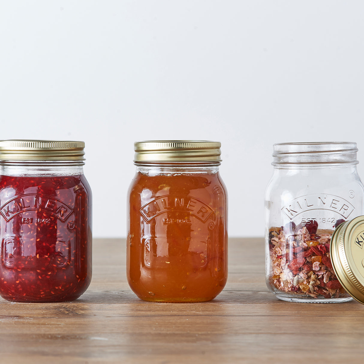 Klare KILNER Einkochgläser mit Schraubverschluss, ideal zum Einmachen und Aufbewahren von Lebensmitteln.