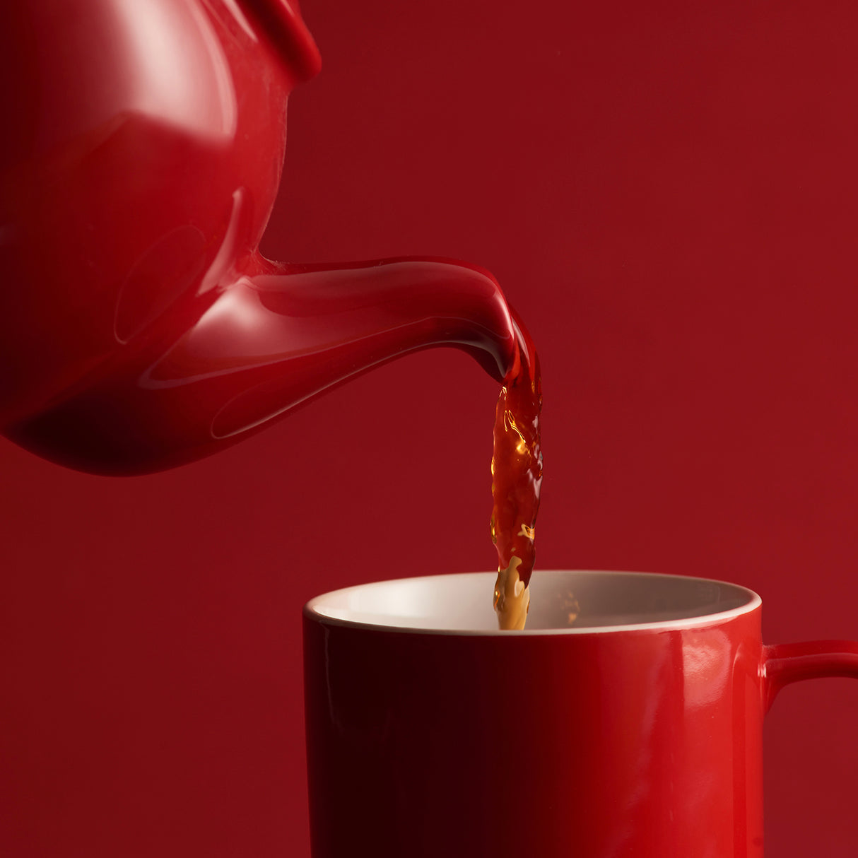 Rote Teekanne von PRICE & KENSINGTON aus Keramik mit Henkel und Deckel, perfekt für Tee-Zubereitung.