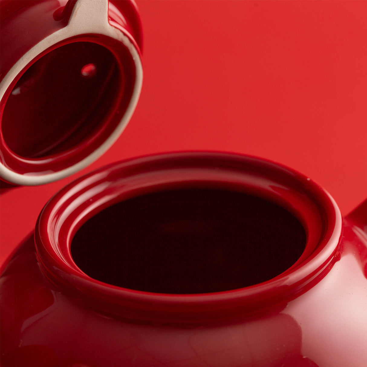 Rote Teekanne von PRICE & KENSINGTON aus Porzellan mit dekorativem Design, perfekt für Tee-Zubereitung.