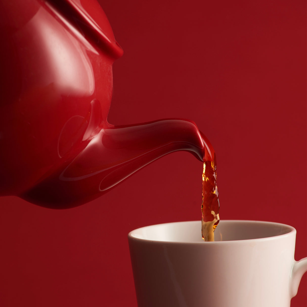 Rote PRICE & KENSINGTON Teekanne mit 10 Tassen, stilvolles Teeservice aus Keramik, perfekt für Teegenuss.