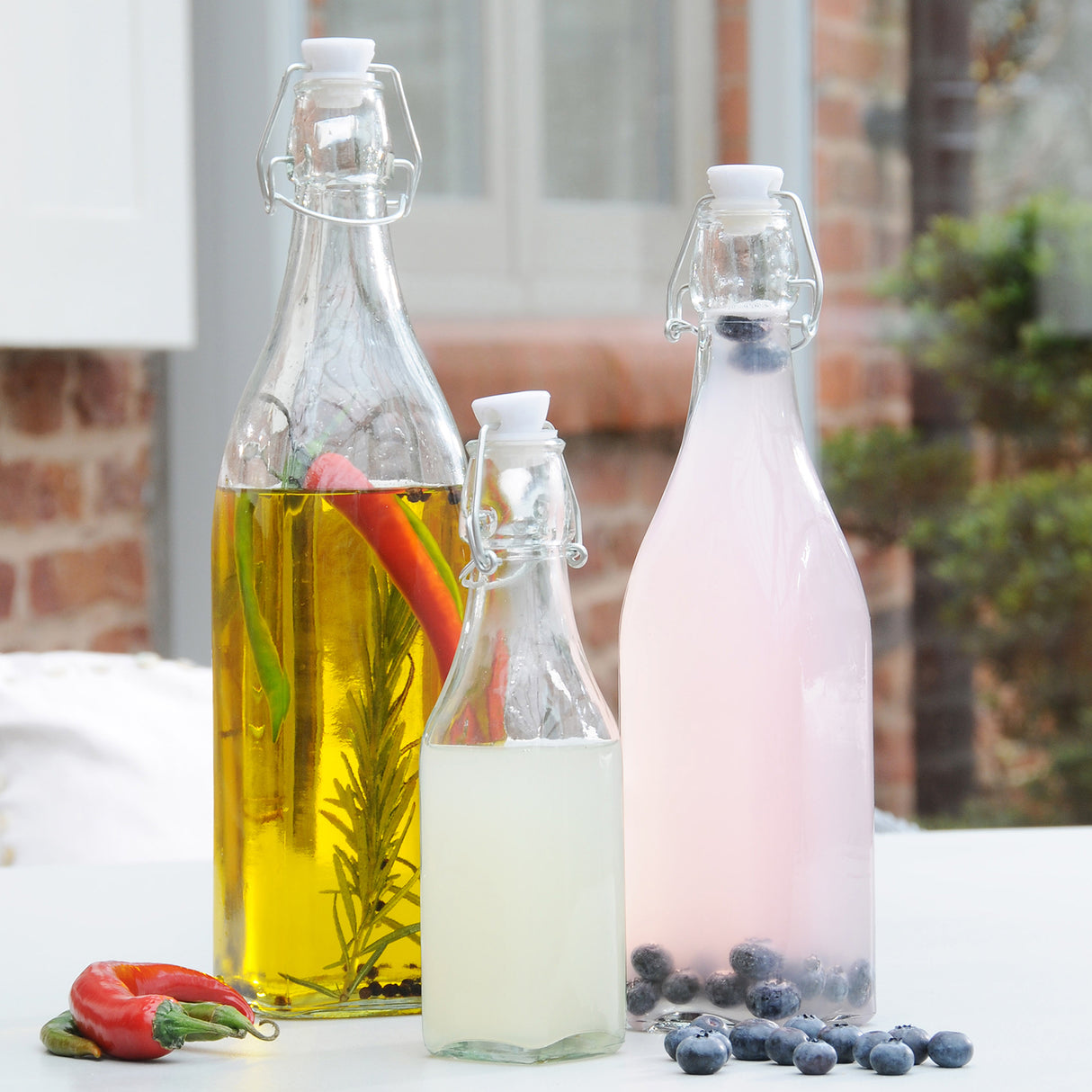 KILNER Einkochflasche CLIP SQUARE aus Glas, klarsichtig, mit Metallverschluss und Griffen für die Konservierung und Lagerung.
