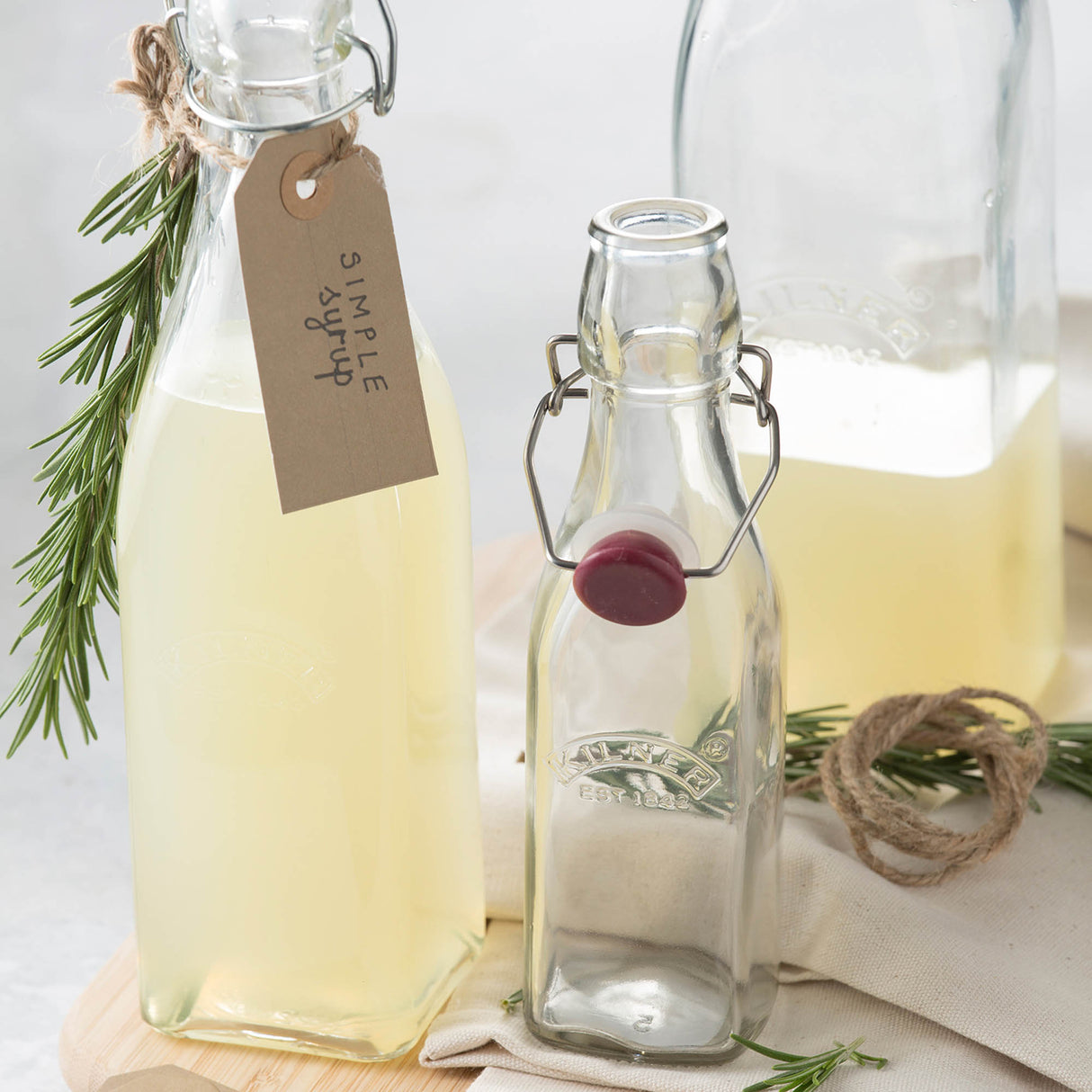 KILNER Einkochflasche CLIP SQUARE aus klarem Glas mit Metallverschluss, ideal zum Einkochen und Aufbewahren von Lebensmitteln.