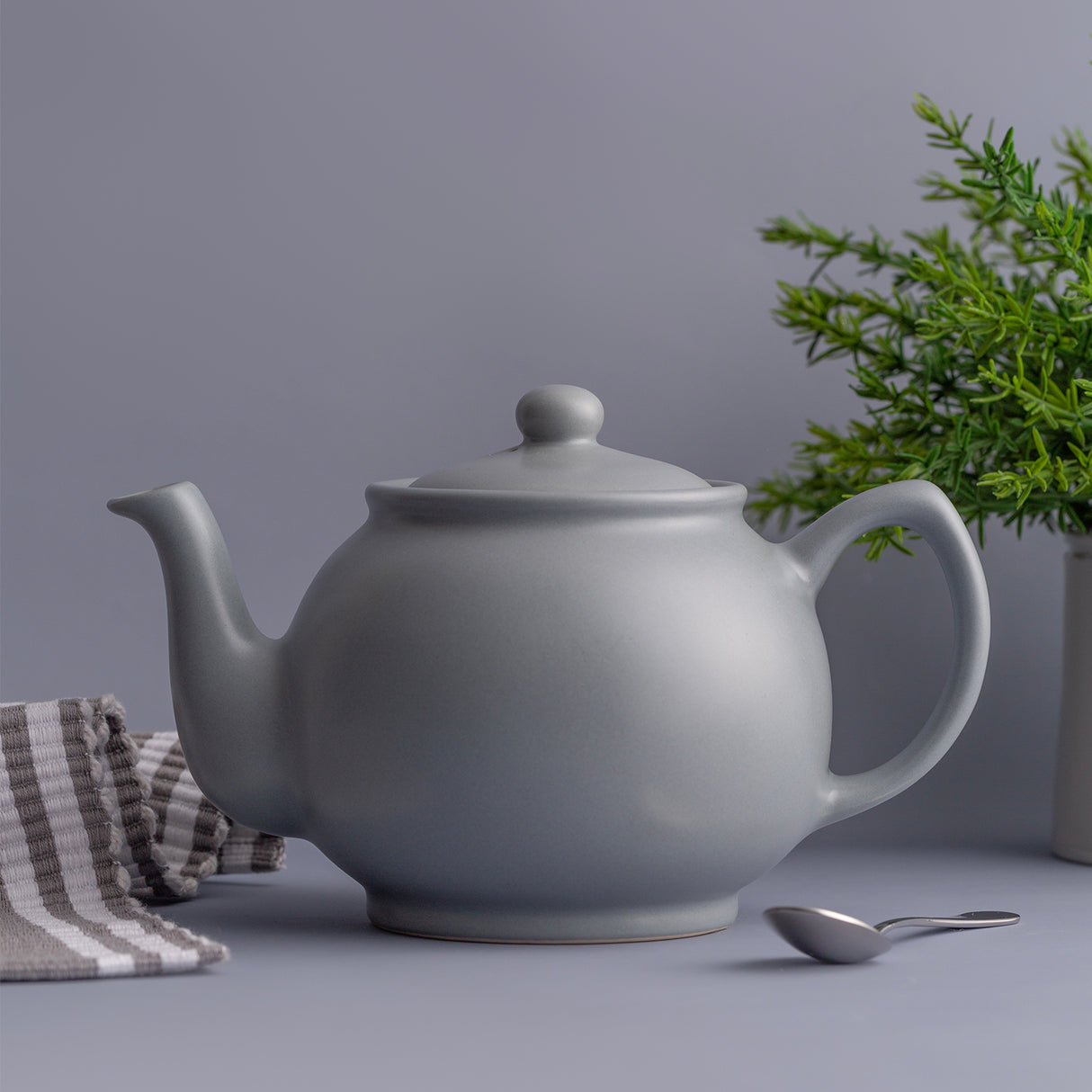 Graue Teekanne von PRICE & KENSINGTON aus Keramik auf weißem Hintergrund, stilvolles Design, ideal für Tee-Genuss.