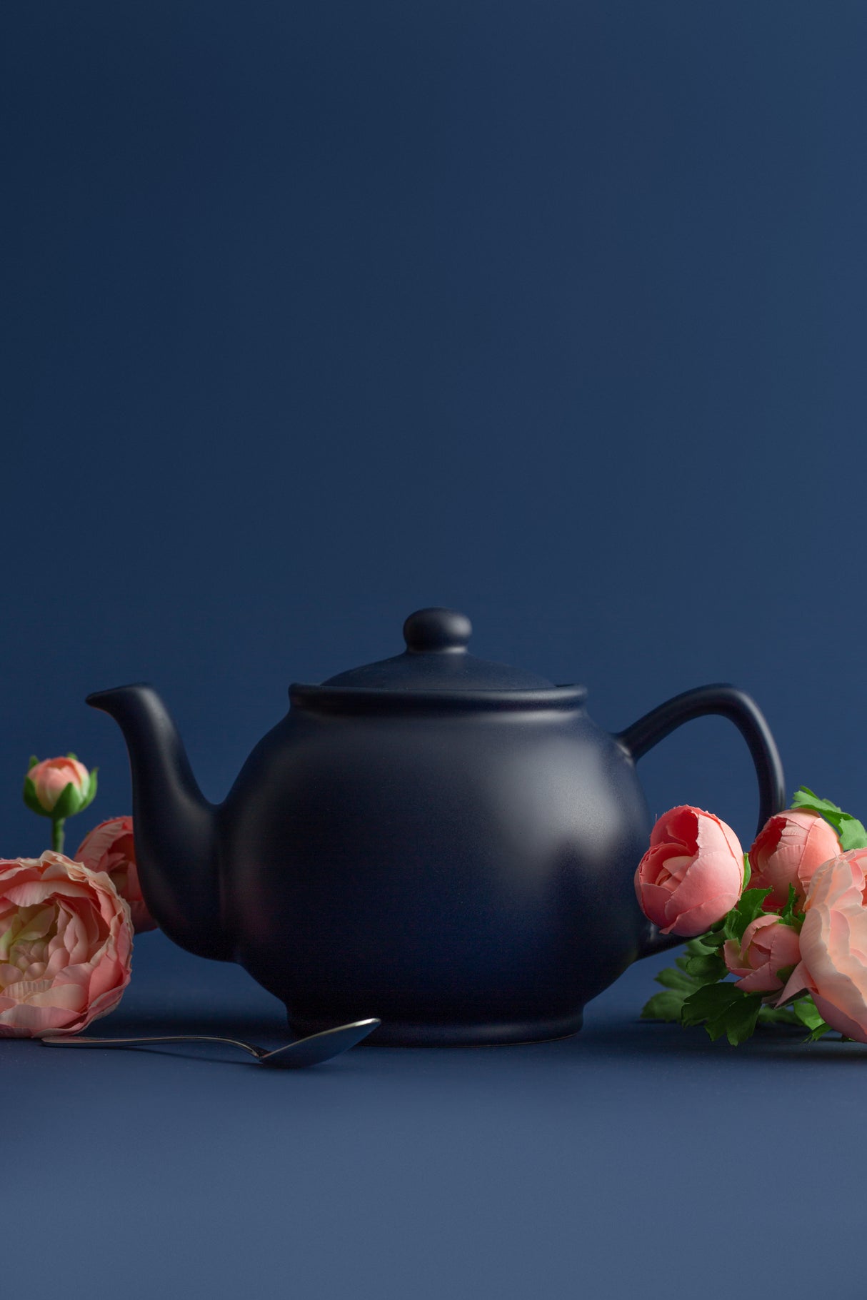 Blaue Teekanne von PRICE & KENSINGTON mit elegantem Design, aus Keramik gefertigt, auf weißem Hintergrund sichtbar