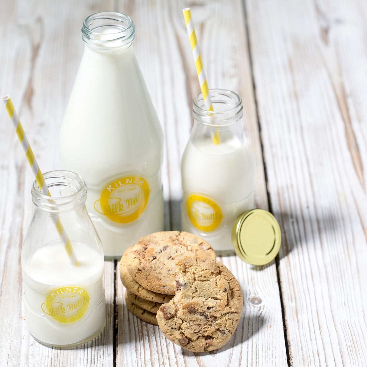 KILNER Milchflasche aus Glas, klare Milchflasche mit Schraubverschluss, ideal für Milch und Getränke, auf weißem Hintergrund