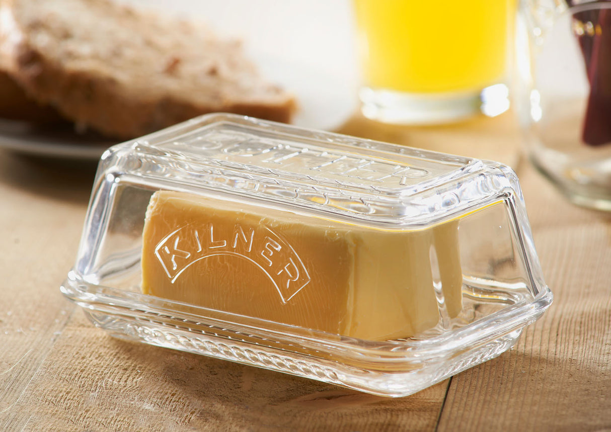 KILNER Butterglocke aus Glas, klare Butterabdeckung für 250 g Butter, dekorativ und funktional, auf einer Holzplatte präsentiert