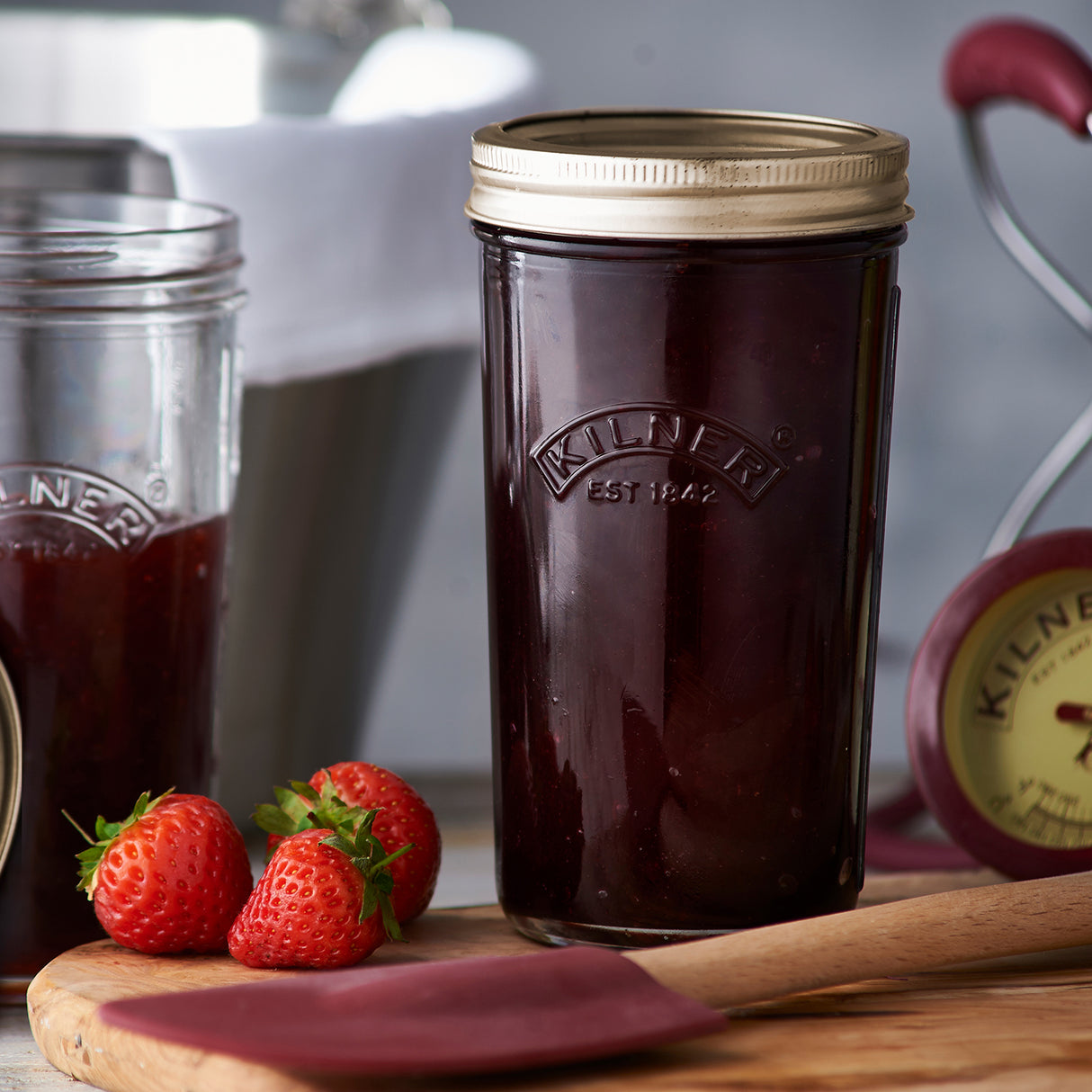 KILNER Einkochglas, Weithals, klares Glas mit Schraubverschluss, für Konservierung und Einmachen, auf weißem Hintergrund.