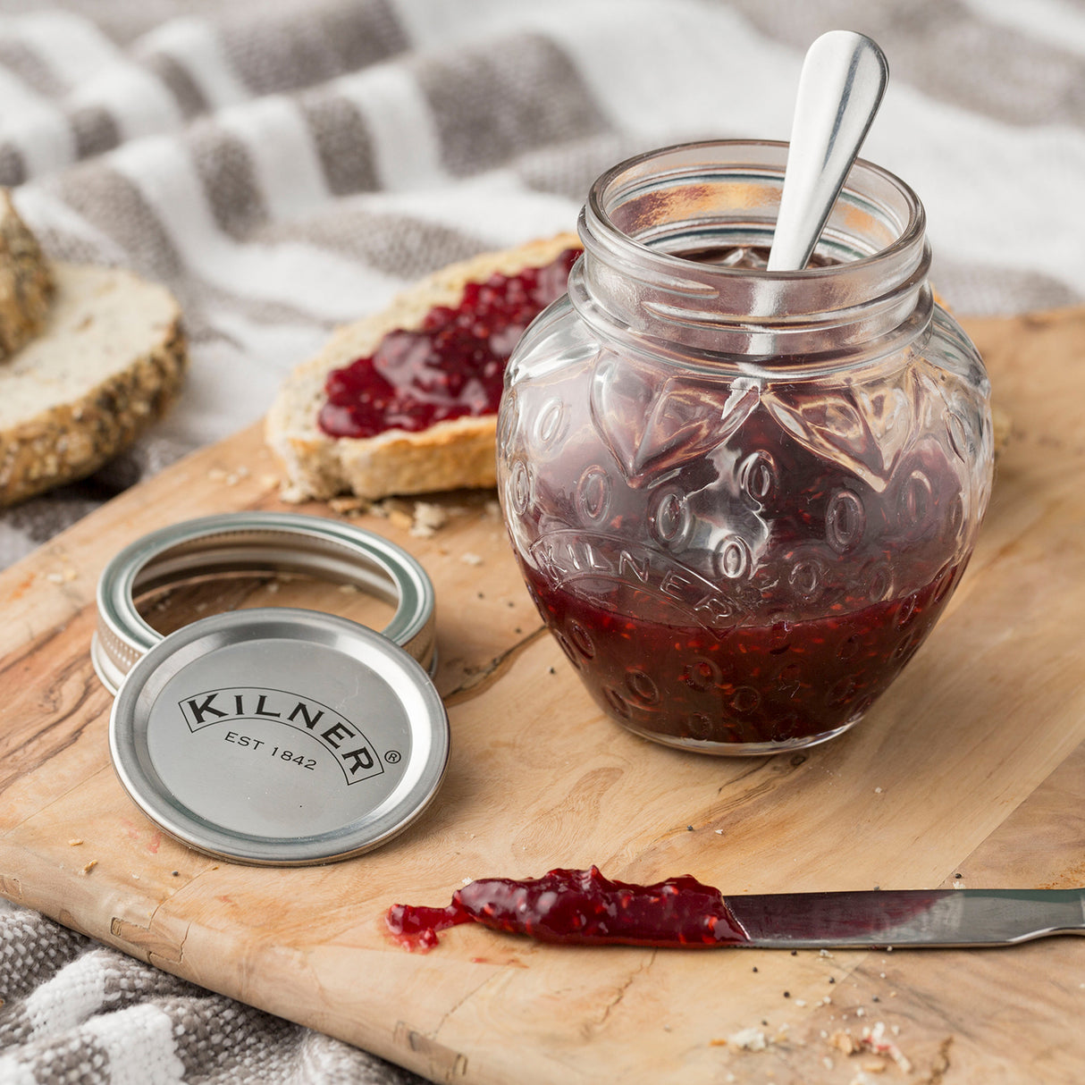 Transparenter KILNER Marmeladenglas mit Schraubverschluss, ideal für Konfitüren und Eingemachtes, auf weißem Hintergrund.