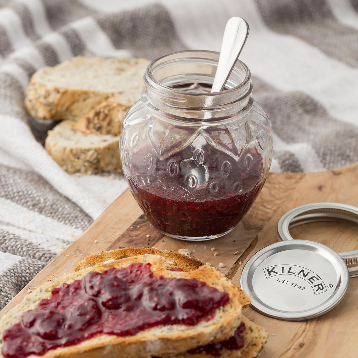 Transparenter KILNER Marmeladenglas mit Schraubverschluss, ideal für Konserven und Eingemachtes, auf weißem Hintergrund.