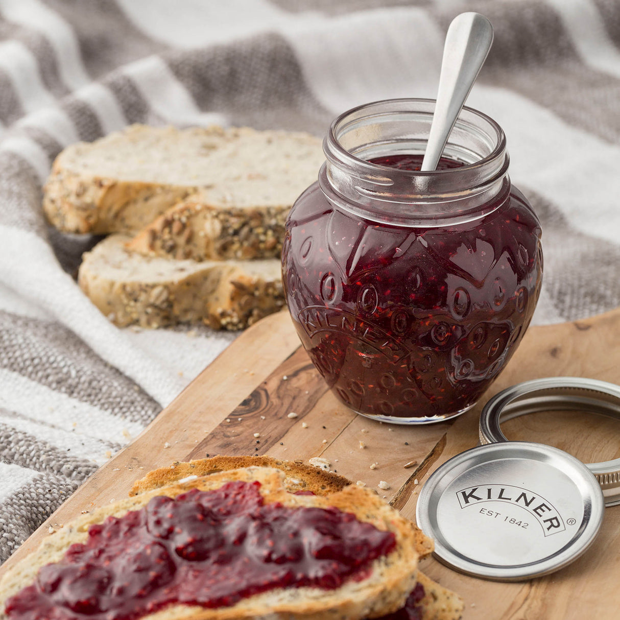 Transparenter KILNER Marmeladenglas mit Schraubverschluss und klarer Glasoptik, ideal für Marmelade und Konserven