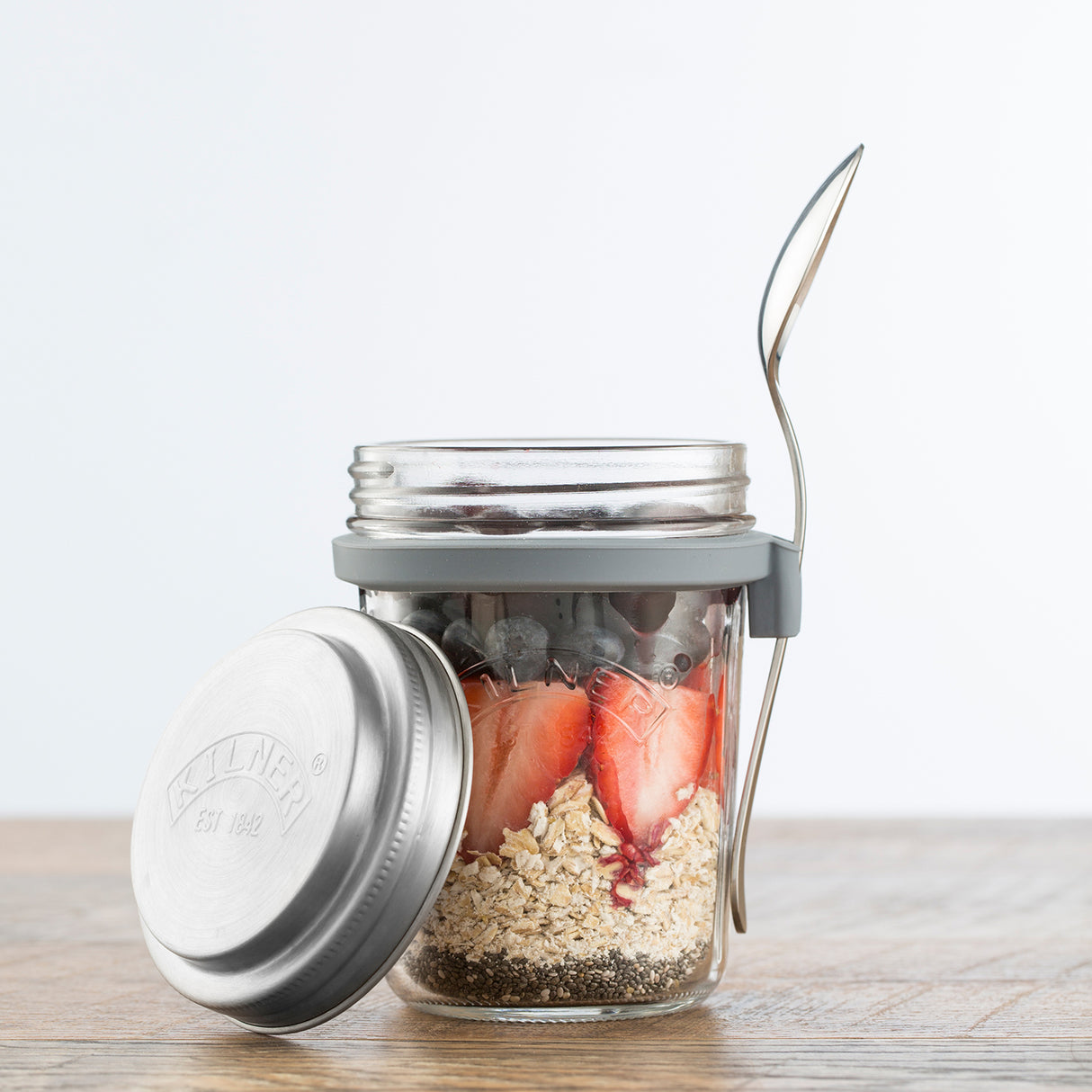 Klarsichtiges Frühstücksglas von KILNER, 350 ml, mit To-Go-Deckel, ideal für unterwegs und Frühstücksgetränke.