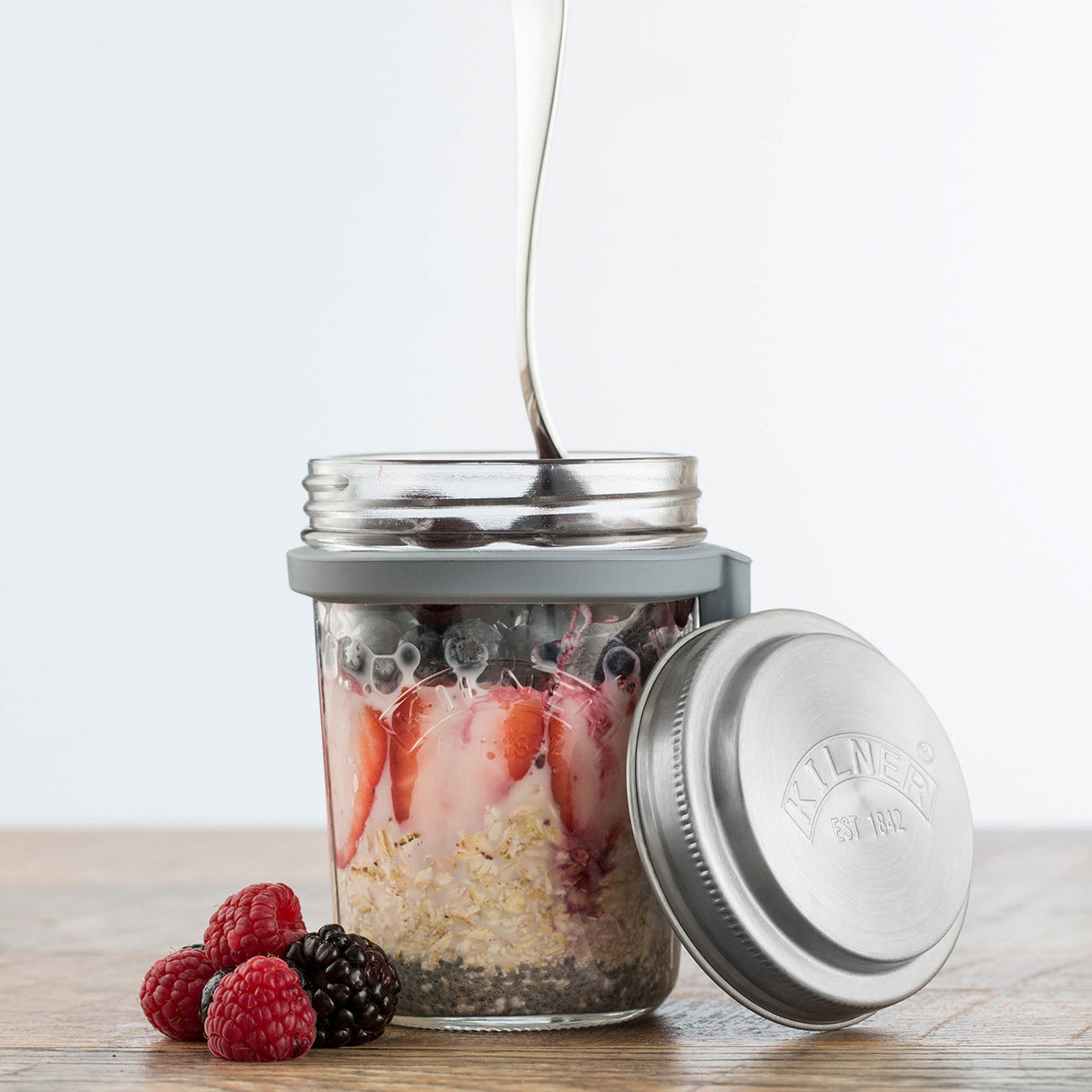 KILNER Frühstücksglas, klar, 350 ml To-Go-Glas mit Deckel für Frühstück und unterwegs, modernes Design