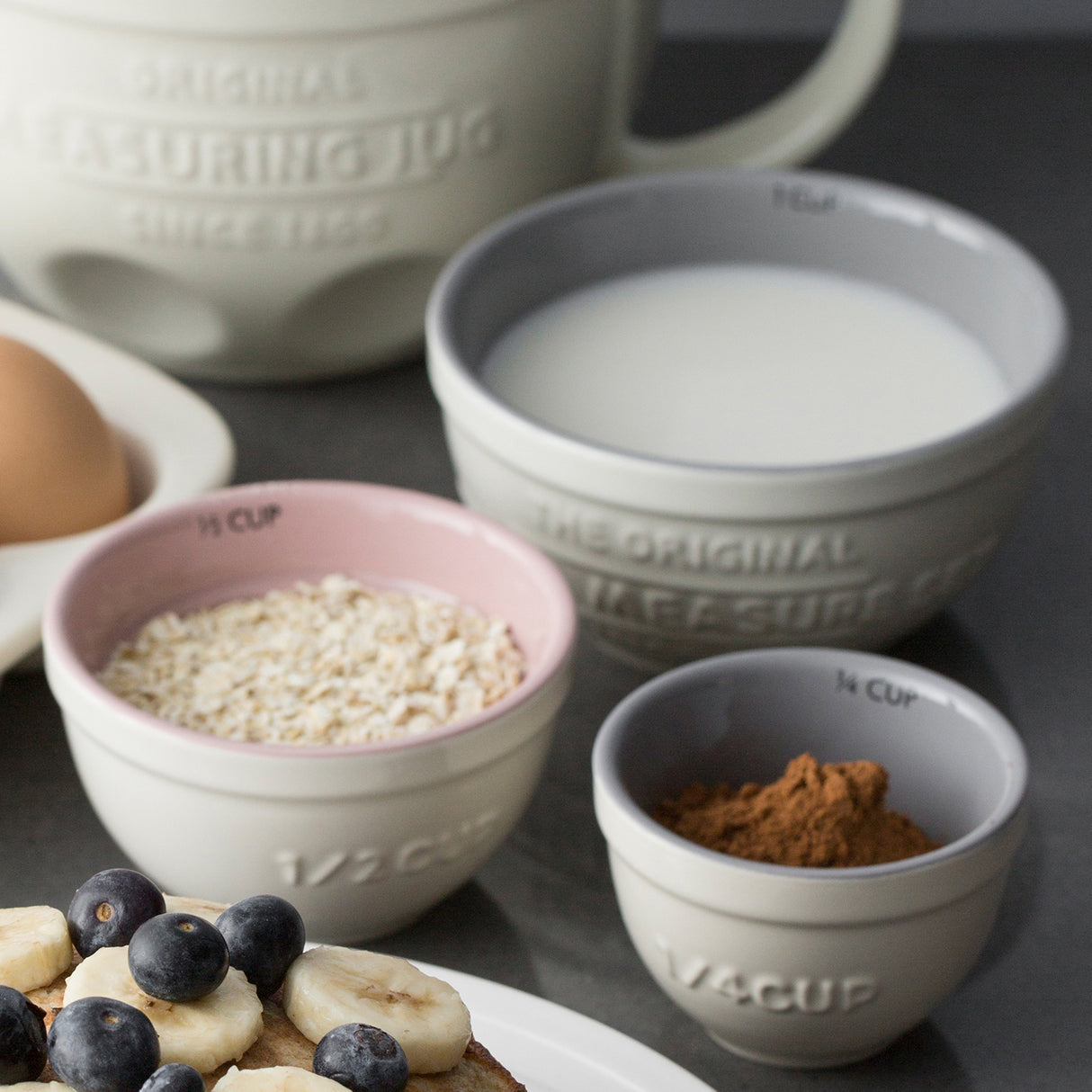 Weißes MASON CASH Messbecher-Set mit vier verschiedenen Größen, ideal zum Abmessen beim Kochen und Backen.