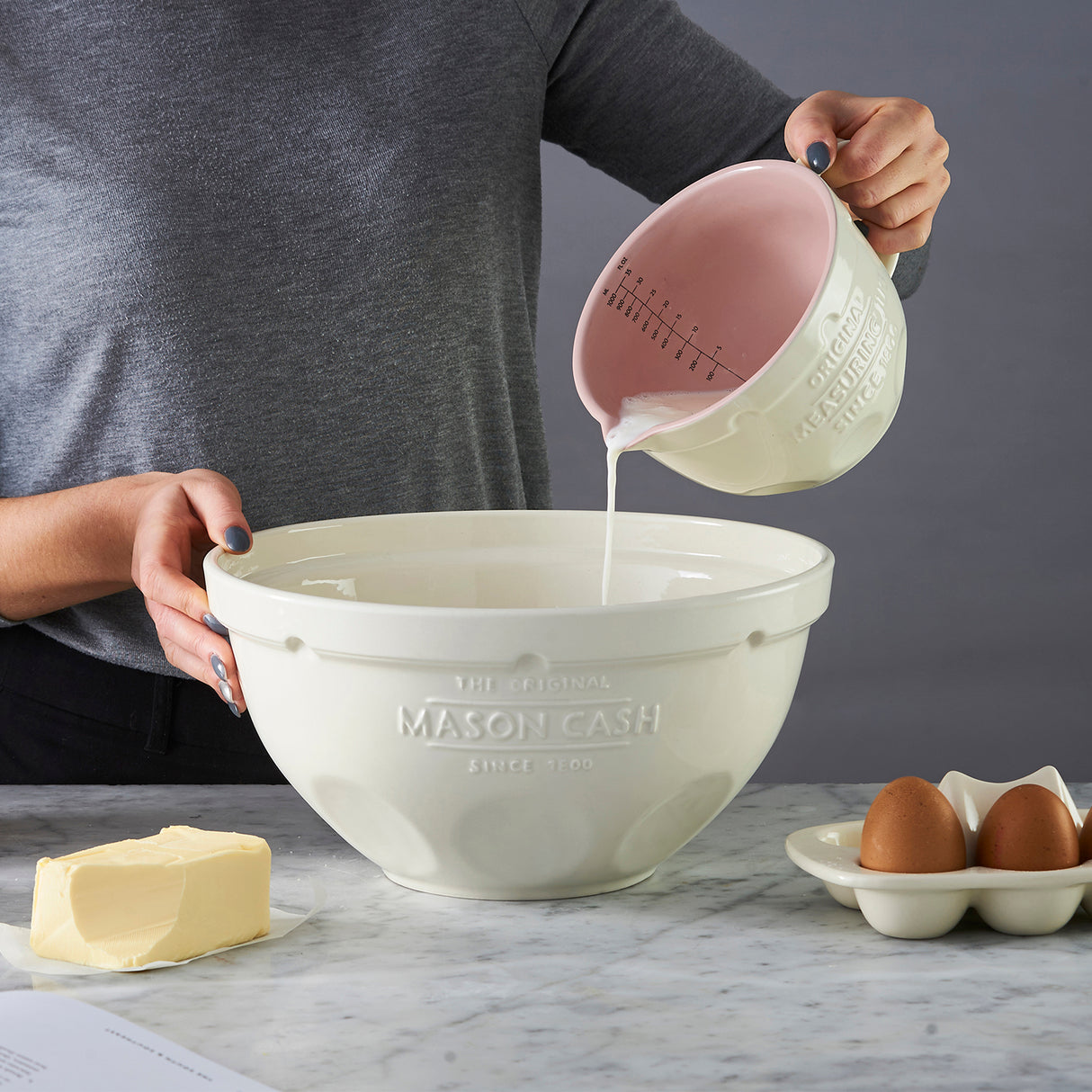 Weißer Mason Cash Messkrug aus Keramik, 1 Liter Fassungsvermögen, für Küchen- und Backzwecke, mit klassischem Design.