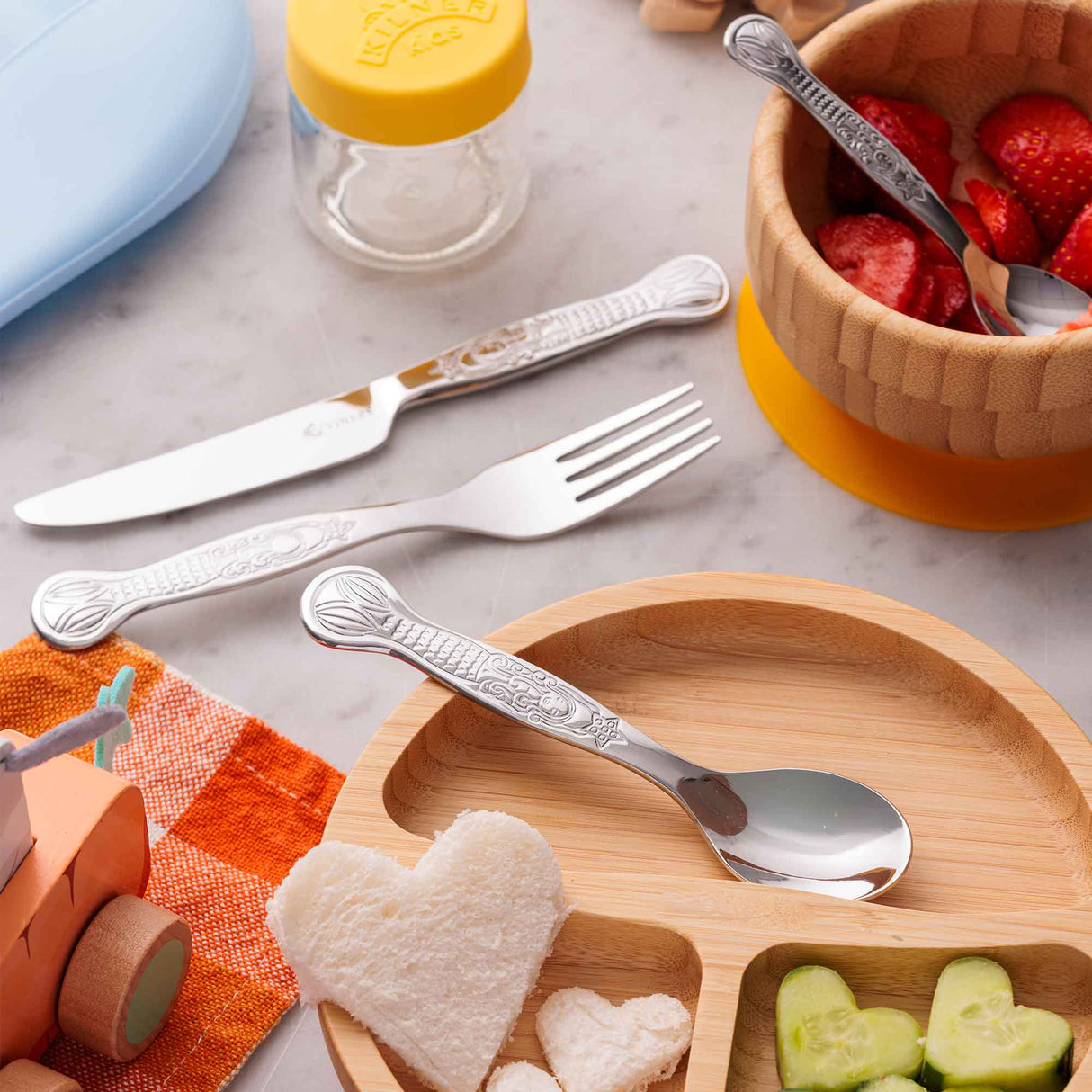 Kinderbesteck-Set von VINERS aus Edelstahl, 3-teilig mit kindgerechtem Design und bunten Griffen, ideal für kleine Kinder.