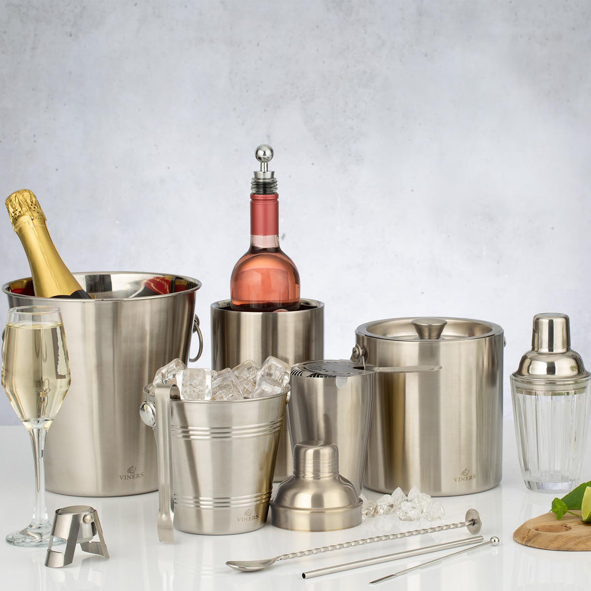 Silberner Edelstahl-Cocktail-Shaker von VINERS für professionelle Drinks und Mixkunst, im stilvollen Design.