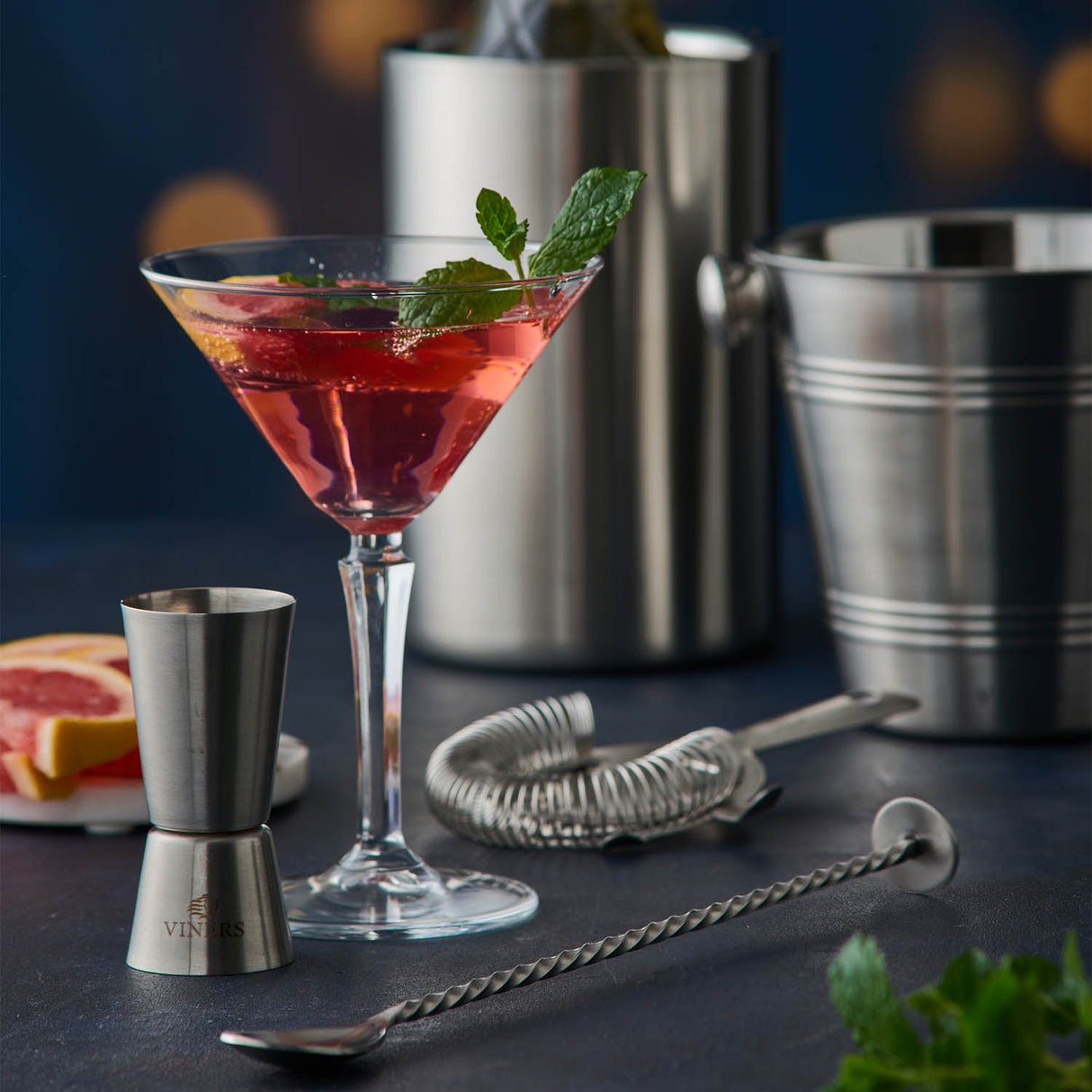 Silberner Edelstahl-Cocktail-Löffel von VINERS mit längem Griff für Getränke und Mixgetränke.