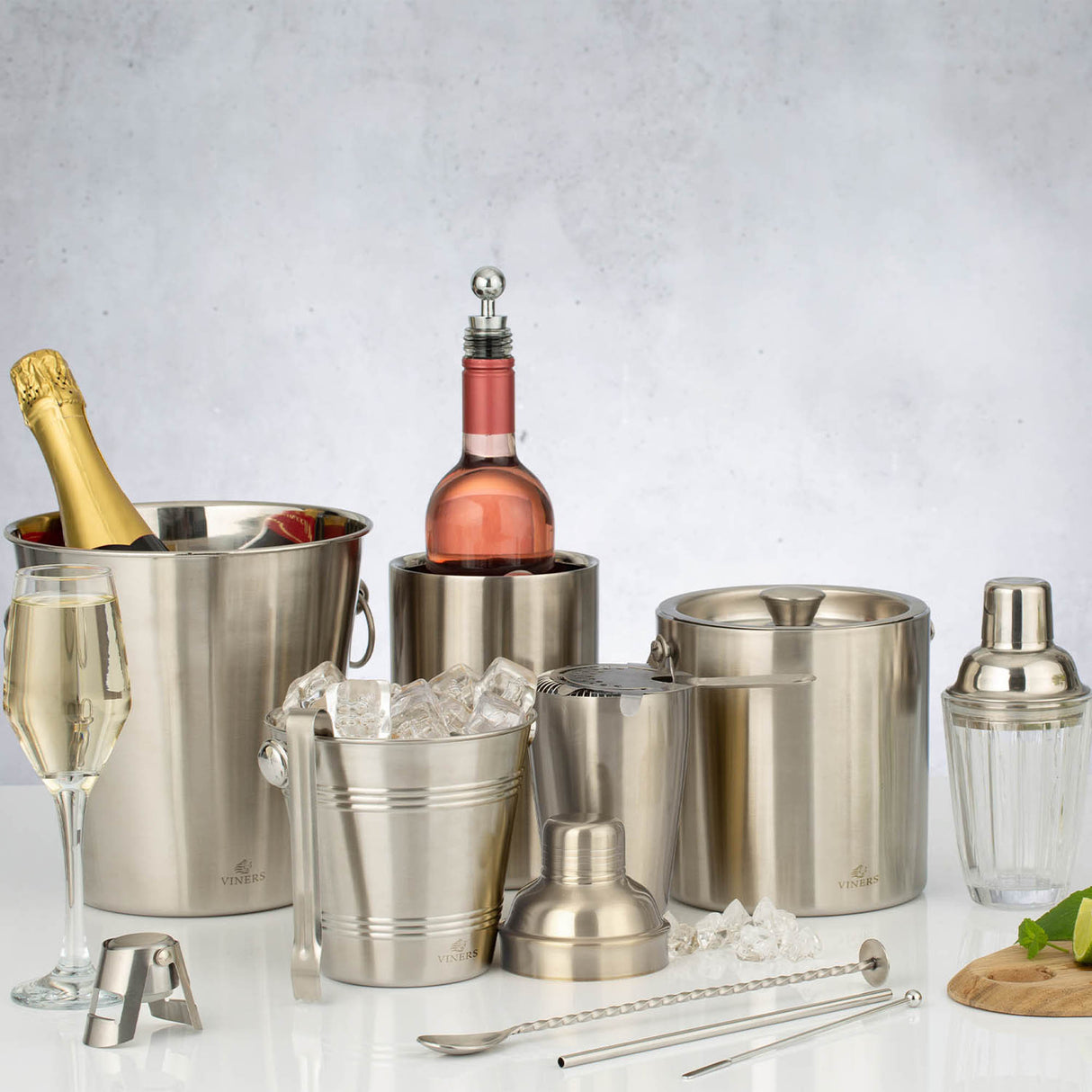 Eleganter silberner Edelstahl-Cocktail-Löffel von VINERS mit langem Griff für Cocktails und Getränke.
