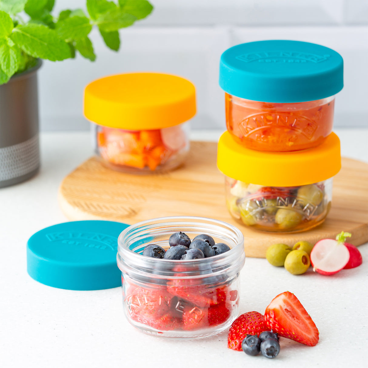 Bunte KILNER Babygläser aus klarem Glas mit bunten Verschlüssen, ideal für Babysnacks und Aufbewahrung