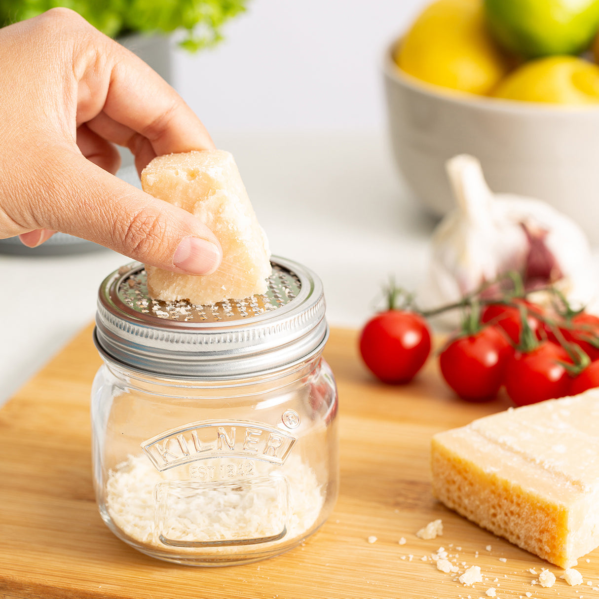 KILNER Feinreibe mit Glas, klar, 250 ml, vielseitige Reibe zum Zubereiten von Lebensmitteln, ergonomischer Griff, transparentes Glasgehäuse