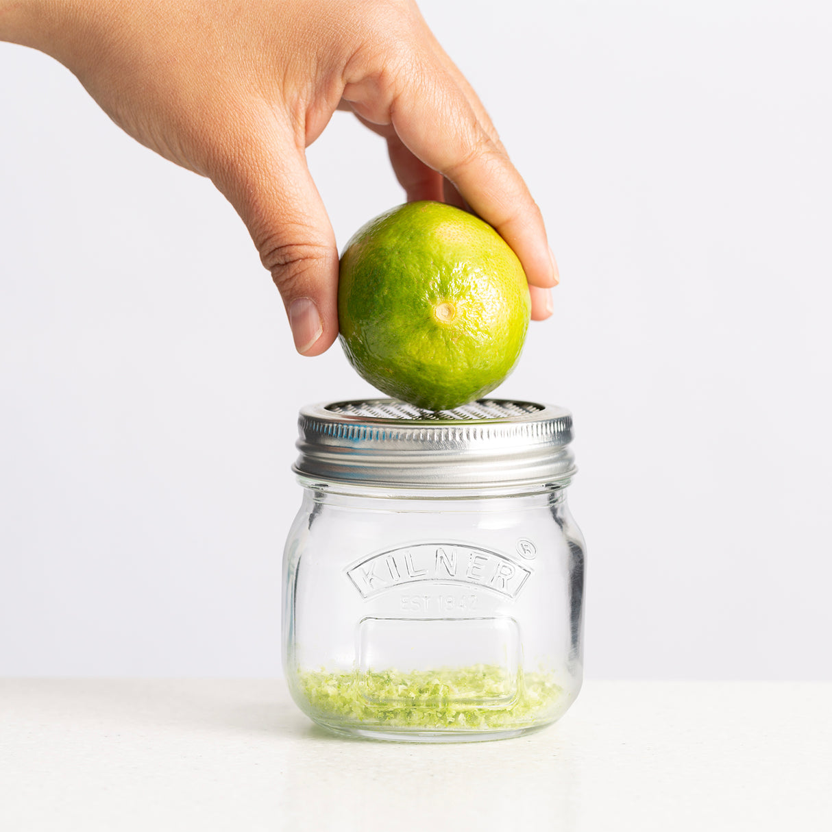 Feinreibe mit Glas von KILNER, klare Reibe für feines Zerkleinern, 250 ml Fassungsvermögen, auf weißem Hintergrund.