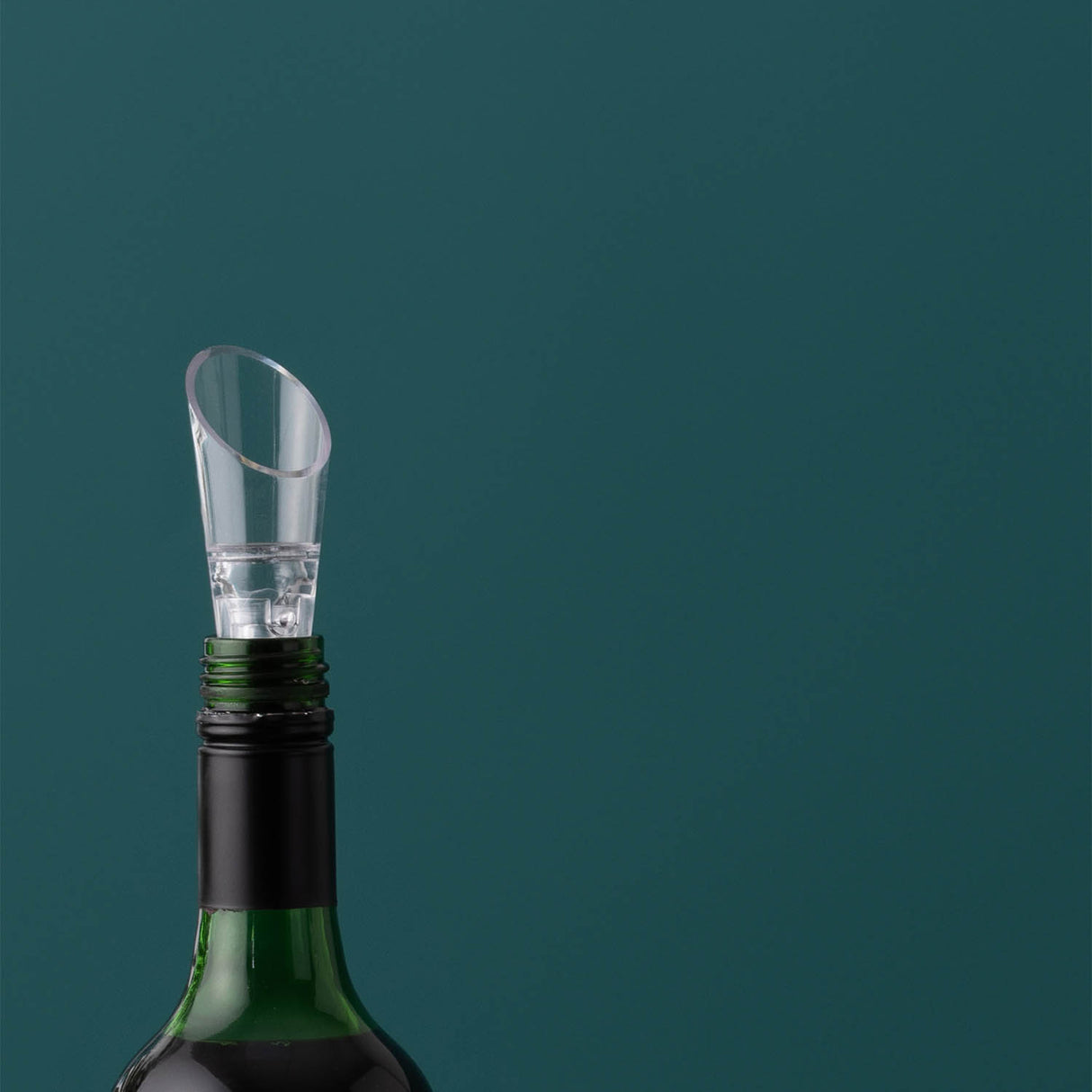 Viners Weinbelüfter in klarem Design, optimiert den Weingenuss durch schnelle Belüftung, sichtbar auf dem Bild.