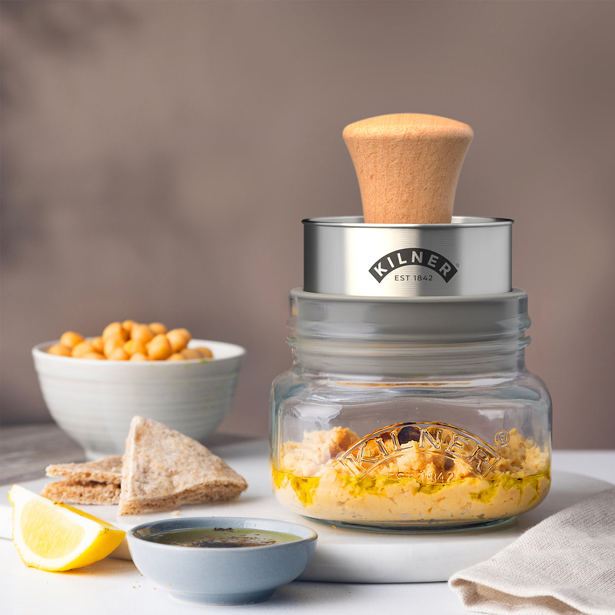 KILNER Gucamole-Set mit klarer 500 ml Schüssel für Guacamole, inklusive passendem Löffel und Schneidebrett