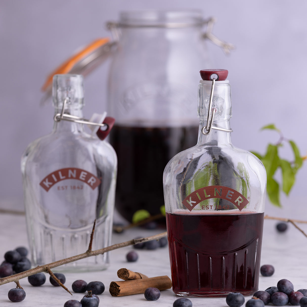 KILNER Gin-Flasche, klare Glasflasche mit 300 ml Fassungsvermögen, ideal für Gin und Spirituosen, auf heller Oberfläche.