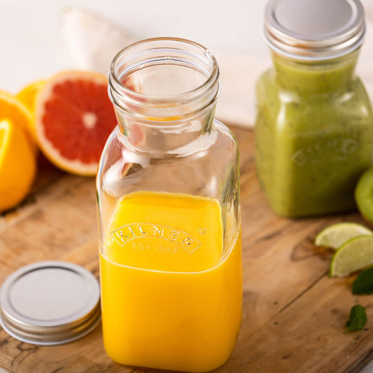 KILNER Glasflasche für Saft, klare transparente Flasche aus Glas mit Schraubverschluss, ideal für Fruchtsaft und Getränke