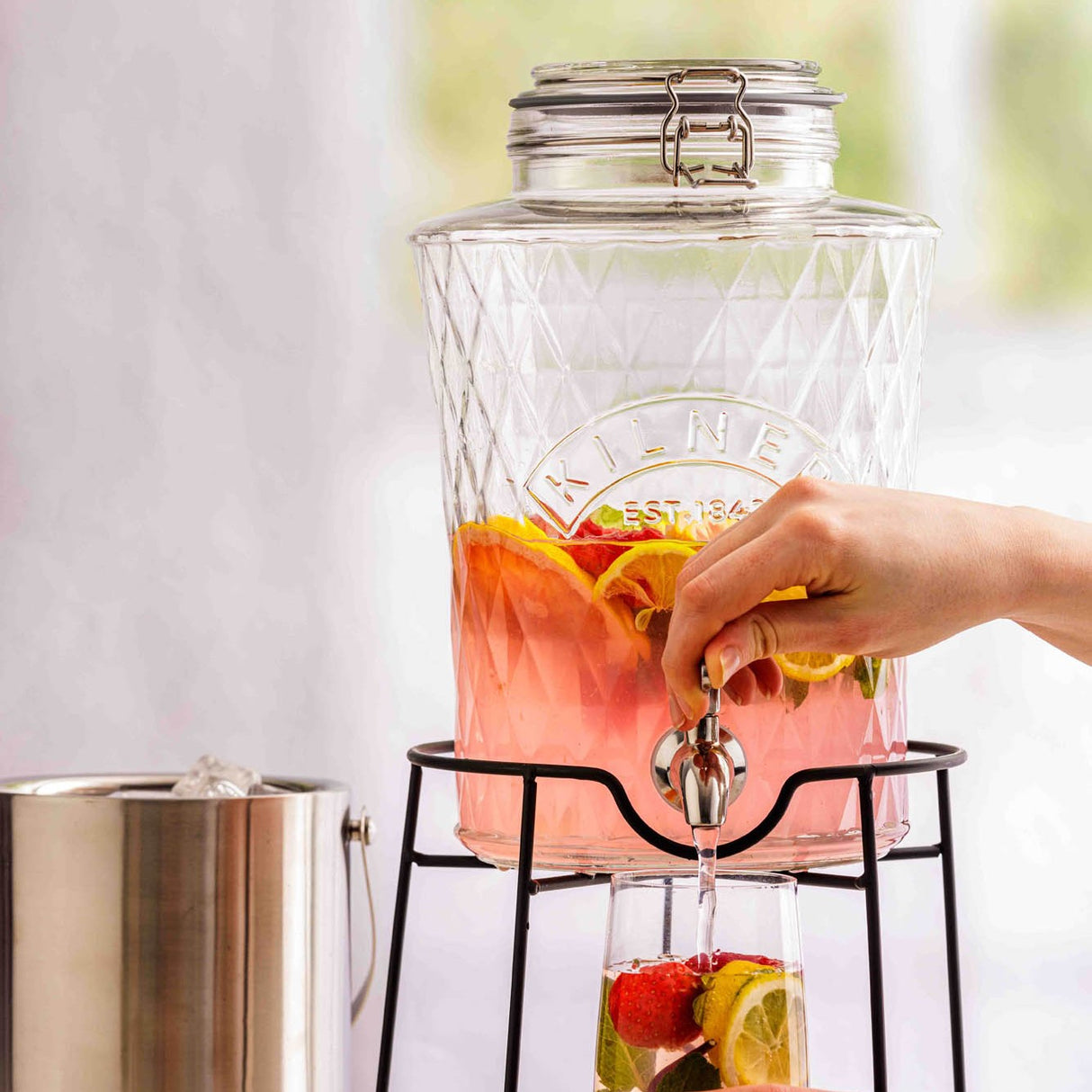 KILNER Getränkespender mit Diamantmuster, 5 Liter, Edelstahl-Zapfhahn und transparentem Glasbehälter für Getränke.