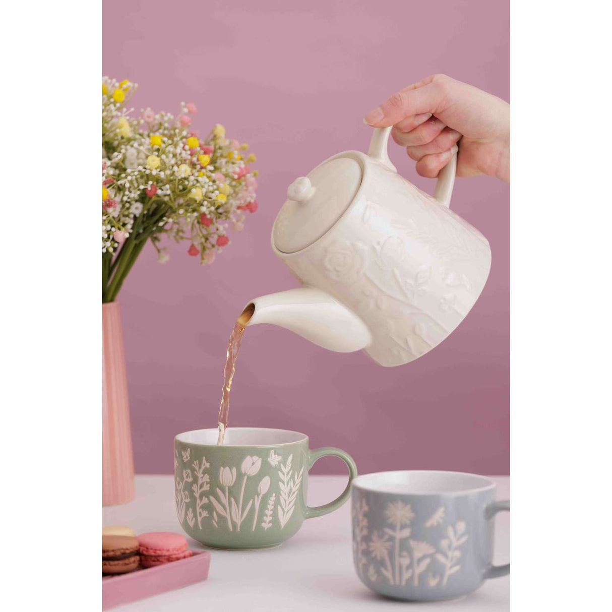 Weiße Teekanne "In the Meadow" von Mason Cash mit zwei Tassen, detailliertes Blumendesign für gemütliches Teetrinken.