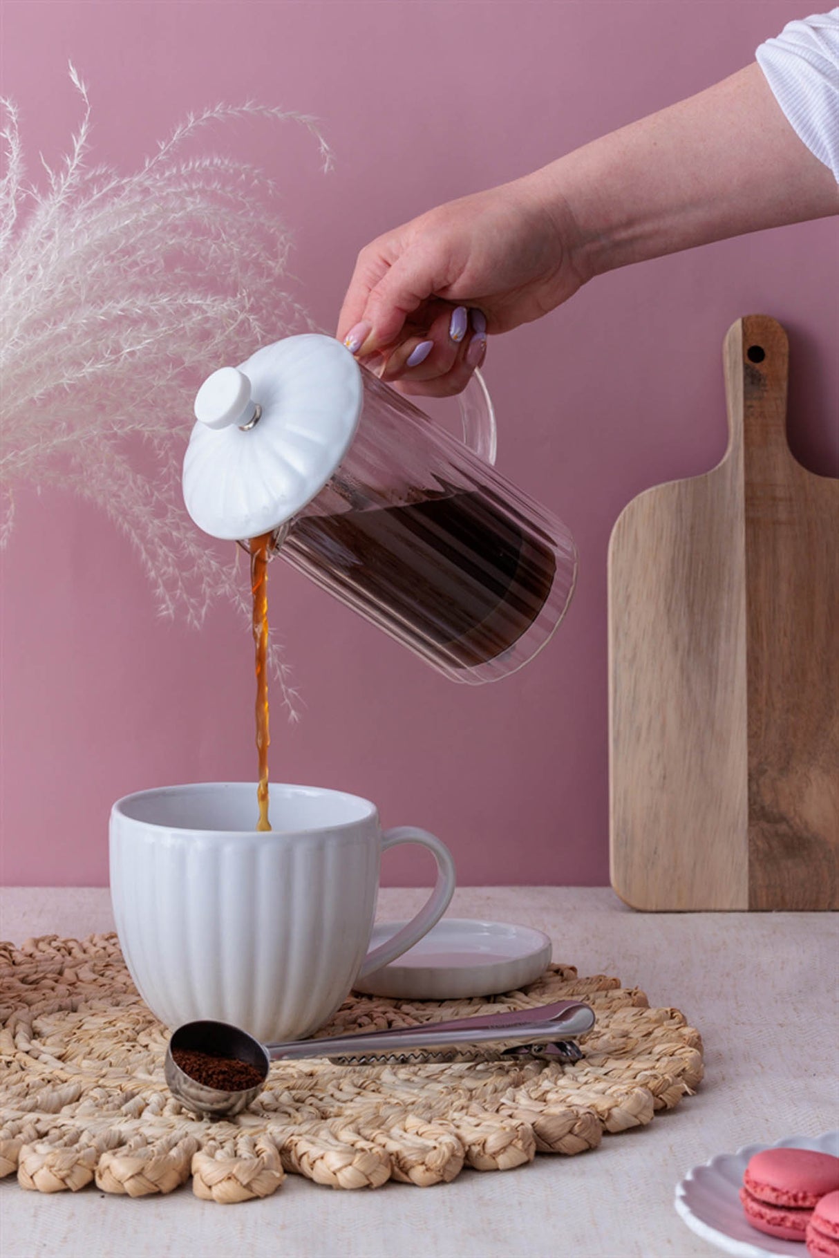 Weiße PRICE & KENSINGTON French Press Luxe aus Glas und Edelstahl, ideal für Kaffee und Tee, elegante Küchenaccessoire.