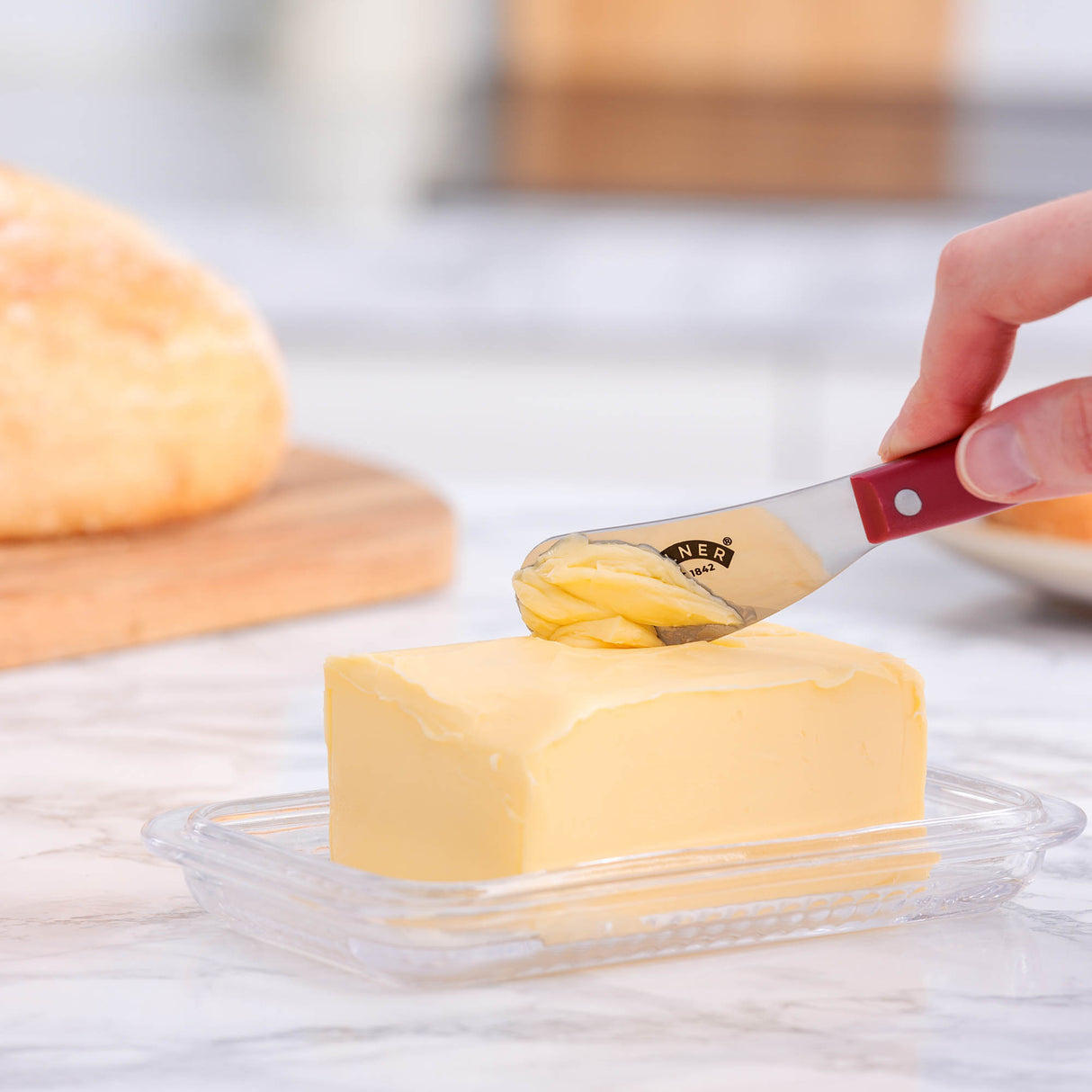 KILNER Buttermesser in Rot mit zwei Griffen, elegante Küchenhilfe für Butter und Streicharbeiten, hochwertige Edelstahlkonstruktion