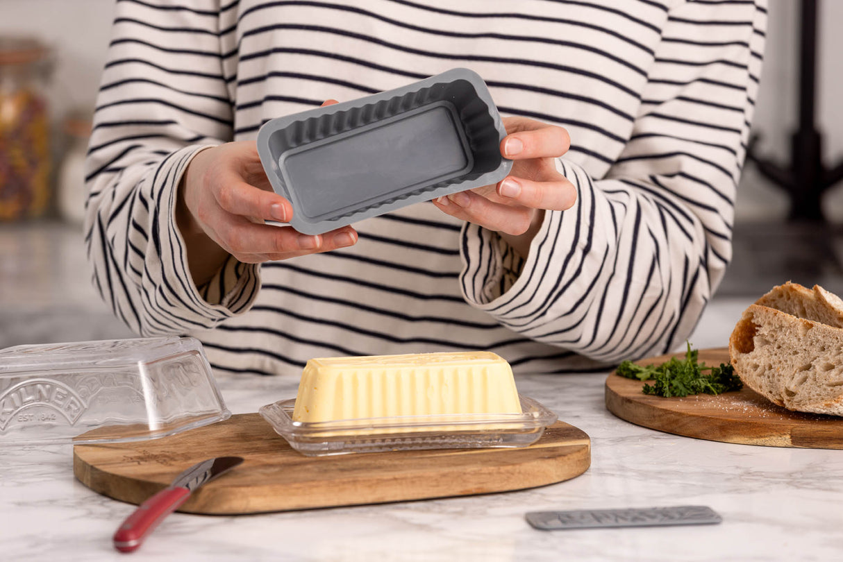 KILNER Butterform aus Silikon, 250 g, flexible Backform zum Buttermachen, gelb mit Silikonstruktur sichtbar