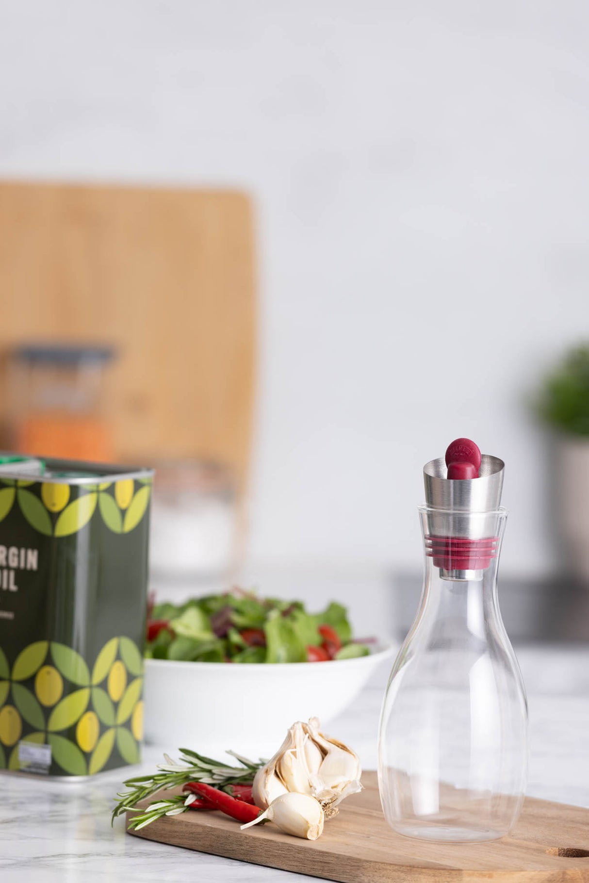 KILNER Glasölflasche mit Sieb, ideal zum Abfüllen und Filtern von Öl in der Küche, transparentes Glas mit Siebeinsatz.