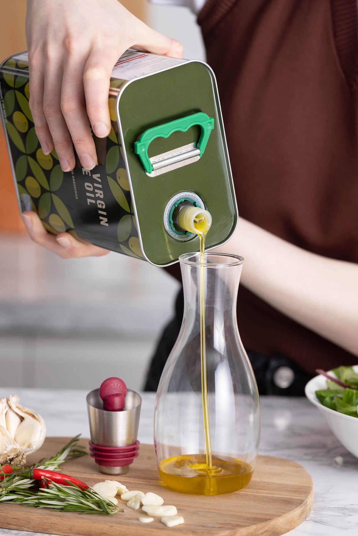 KILNER Ölflasche aus Glas mit Sieb für Öl und Essig, klare Flasche mit praktischem Siebeinsatz für Küche und Kochen