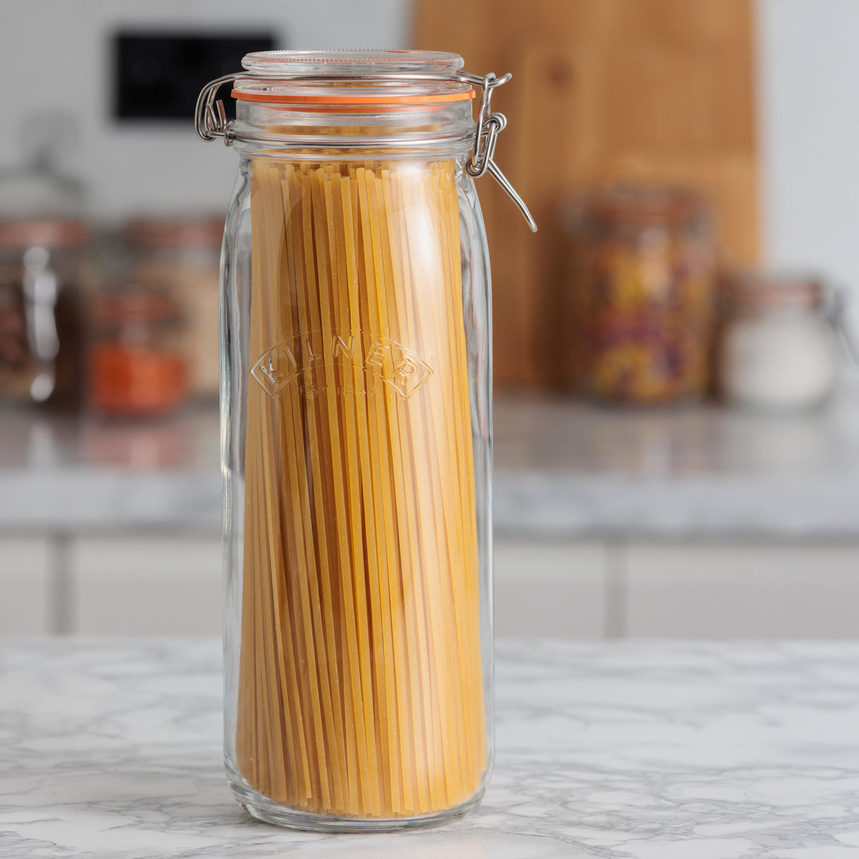 Klare KILNER Einkochgläser mit 2100 ml Fassungsvermögen, ideal zum Einmachen und Aufbewahren von Lebensmitteln.