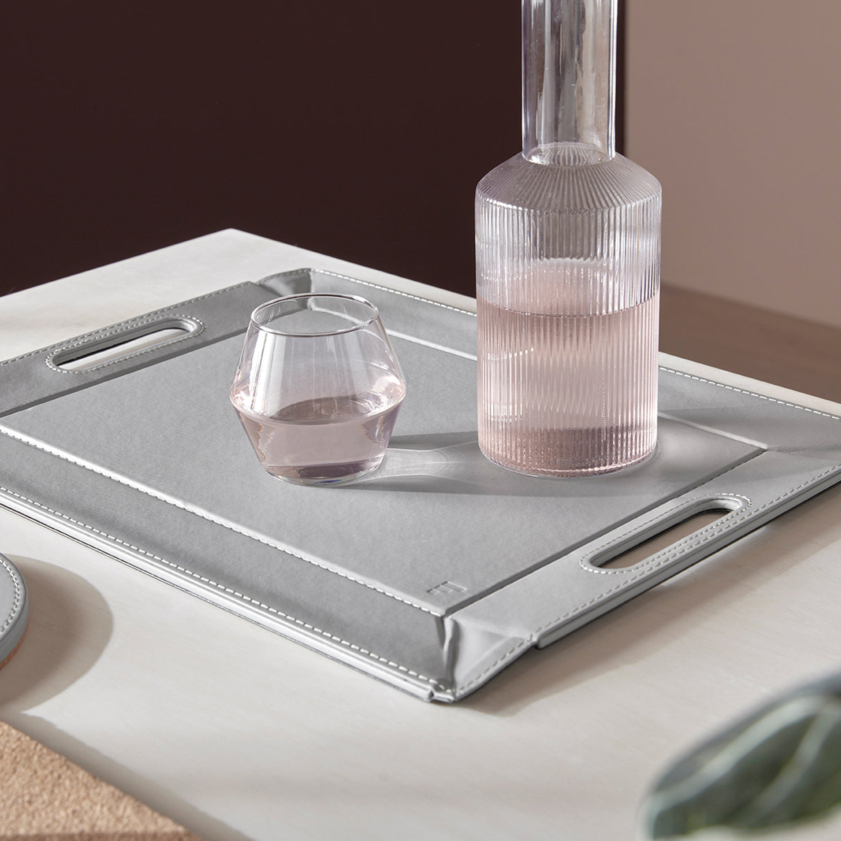 Wendetablett von Freeform, 2-in-1 Tablett und Tischset Duo, klein, grau und schwarz, zeigt beidseitig verwendbare Oberfläche