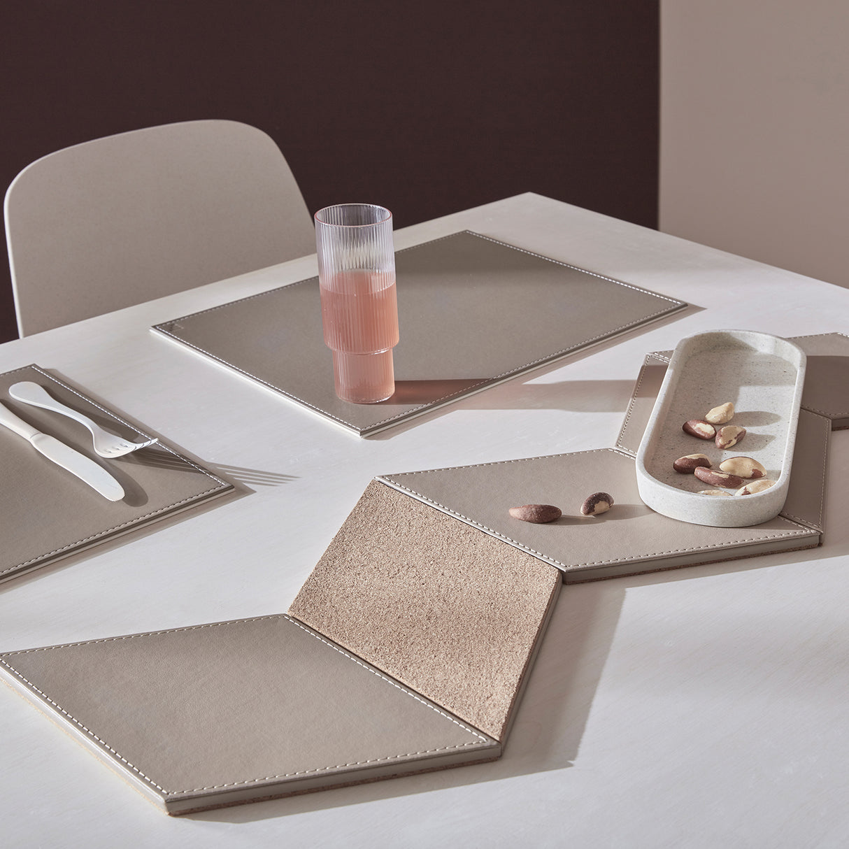 FREEFORM Platzset DUO in schwarz und grau, rechteckiges Design, strapazierfähiges Esszimmer-Set für stilvollen Tisch.